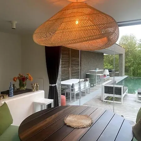 Hébergement de vacances Duinenhuisje, Poolhouse Met Prive Zwembad En Buitendouche Coxyde